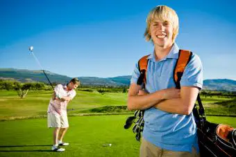 Padre e hijo jugando al golf