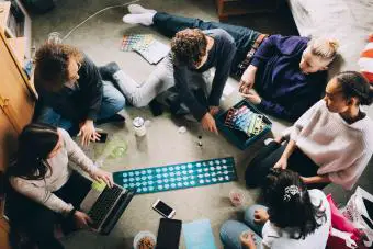 Niños y niñas adolescentes jugando juegos de mesa en el dormitorio