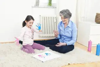 Pintar con los dedos de la abuela y la nieta