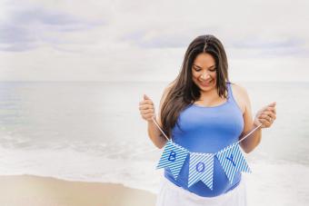 mujer embarazada, tenencia, un, niño, bandera, en la playa