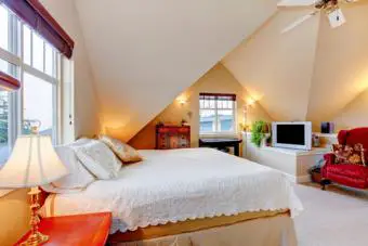 dormitorio con techo abovedado color crema