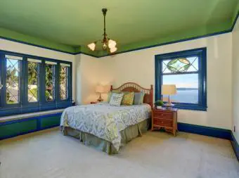 Techo de dormitorio de color verde