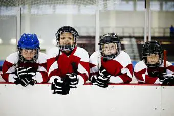 Jóvenes jugadores de hockey sobre hielo en el cuadro de jugadores