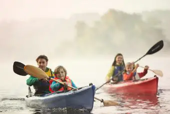 Familias sumergiéndose en una canoa en un lago 