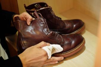 limpieza de zapatos de cuero con un limpiador natural