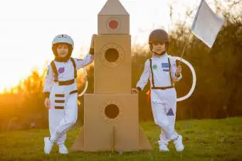 Dos niños jugando disfrazados de astronautas
