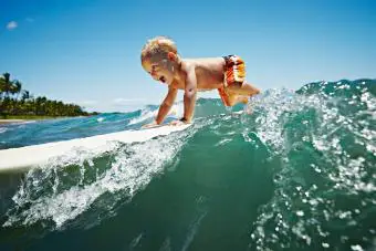 Niño montando olas en tablas de surf