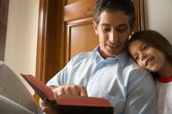 Padre leyendo la Biblia con su hija