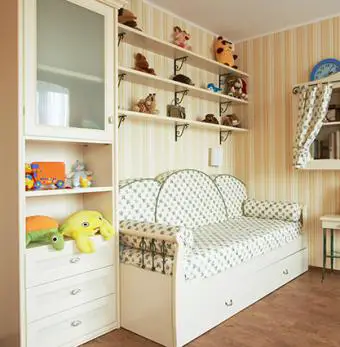 Habitación infantil con estantería.