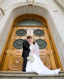 Fondo de la entrada de la iglesia para una foto de boda