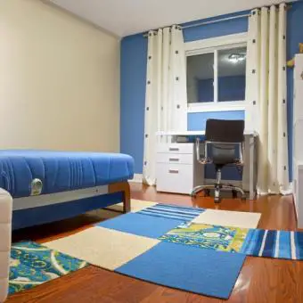 dormitorio de adolescente bloqueado de color azul