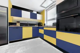 Cocina de diseño de interiores de bloque de color