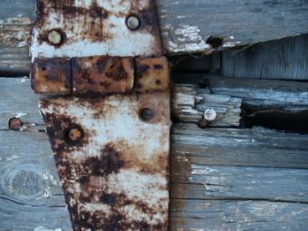 Bisagra de puerta de granero oxidada 