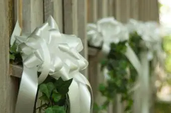 Alféizares de granero decorados con cintas de boda