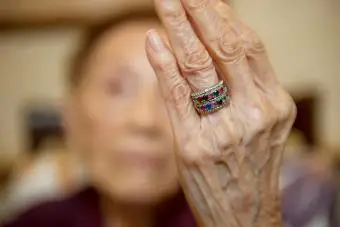 Una mujer muestra su anillo.