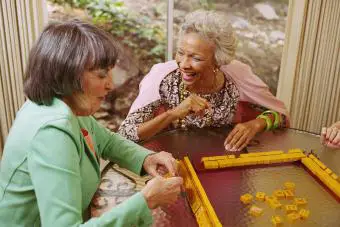 Mujeres jugando mahjong