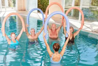 Personas mayores haciendo ejercicio en la piscina