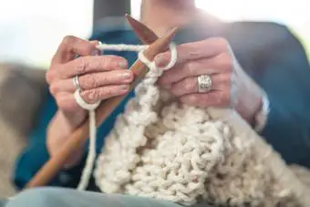 mujer mayor tejiendo 