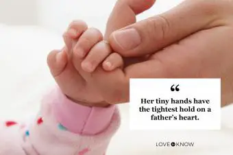 padre sosteniendo la mano de la hija infantil