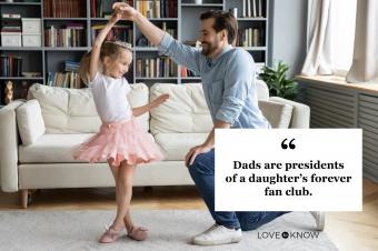 padre inspirando a su hija con su actuación de bailarina