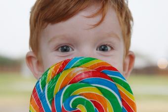 Joven detrás de Rainbow Lollipop 