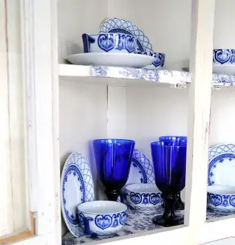 Porcelana azul y blanca en el gabinete.