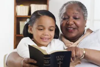 Mujer leyendo la Biblia a su nieta