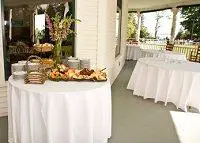 Mesas de invitados de boda instaladas en el porche