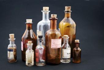Botellas de medicina translúcidas vintage