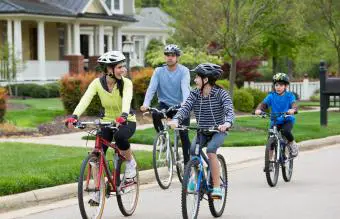 familias montando en bicicleta juntos