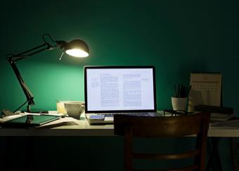 oficina iluminada por una lámpara de escritorio