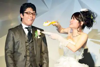 la novia recibe un pastel en la cara del novio