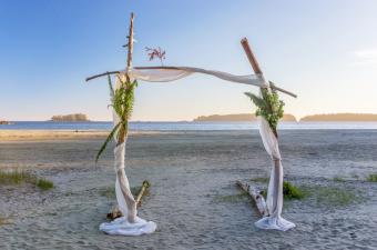 arco de boda en una playa
