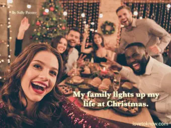 Frases navideñas y una imagen de la familia disfrutando de la cena navideña
