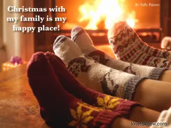 Frases navideñas familiares e imagen de niños con calcetines junto a la chimenea