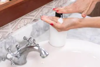 Aplicar jabón en las manos