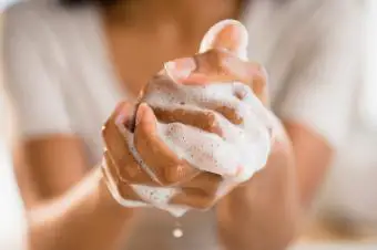 Persona enjabonándose las manos con jabón