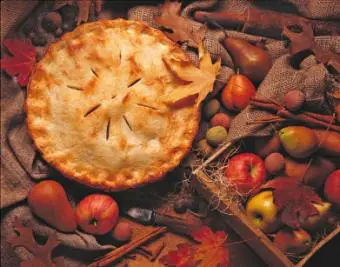 Tarta de manzana en decoración de otoño