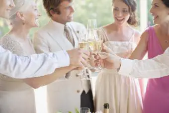 Familia brindando con champán en una boda