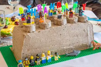 Tarta casera de cumpleaños de chocolate con juguetes lego