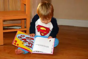 niño leyendo mientras aprende en casa durante todo el año