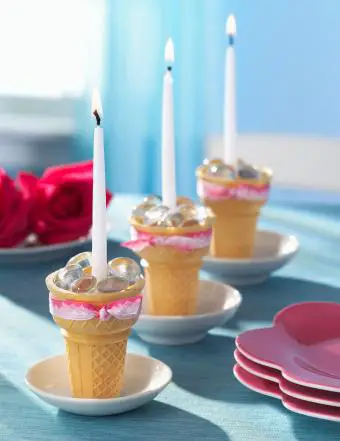 Candelabros de cono de helado con conos