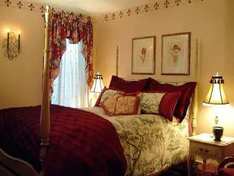 Dormitorio con borde Fleur de Lys de Linda Merrill