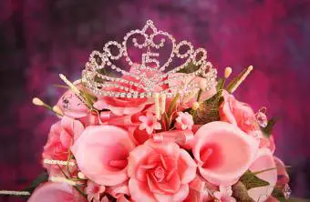 Corona de quinceañera en flores rosas