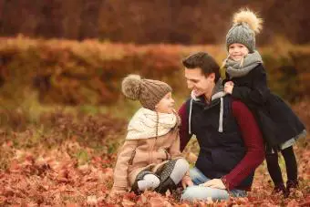 Familias felices en el parque de otoño al aire libre