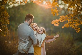 familia divirtiéndose en la temporada de otoño en el parque