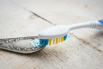 cepillo de dientes pasta de dientes polaco cubiertos
