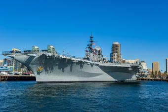 Horizonte de San Diego con portaaviones USS Midway 