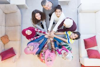 Una familia musulmana moderna con las manos juntas