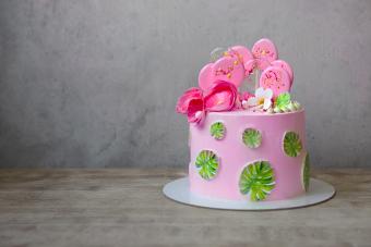 Pastel de cumpleaños tropical rosa